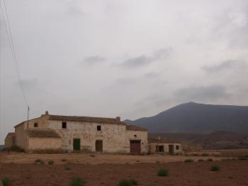 Cortijo de los picos, detrás la